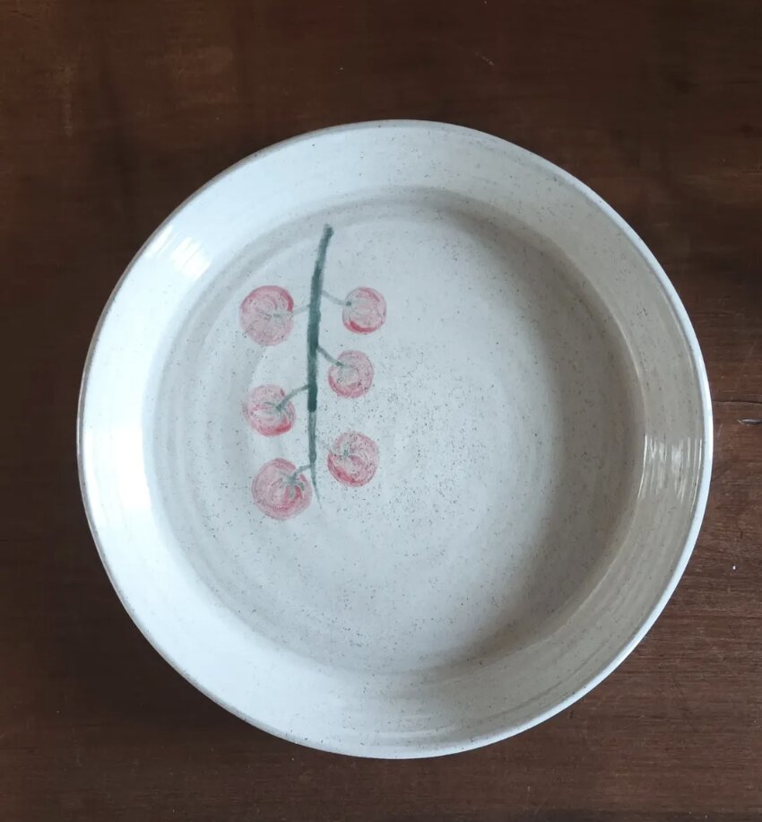 Assiette en grès moucheté au décor tomates cerises