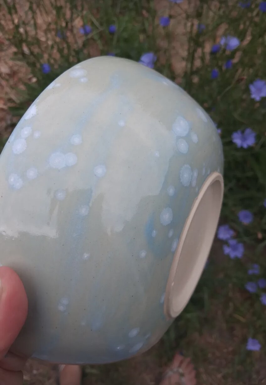 Bol en grès, glaçure bleue mouchetée