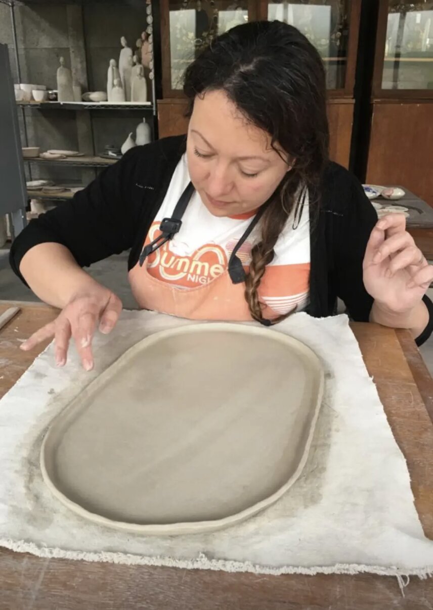 Juliette façonnant un plat ovale à l'atelier