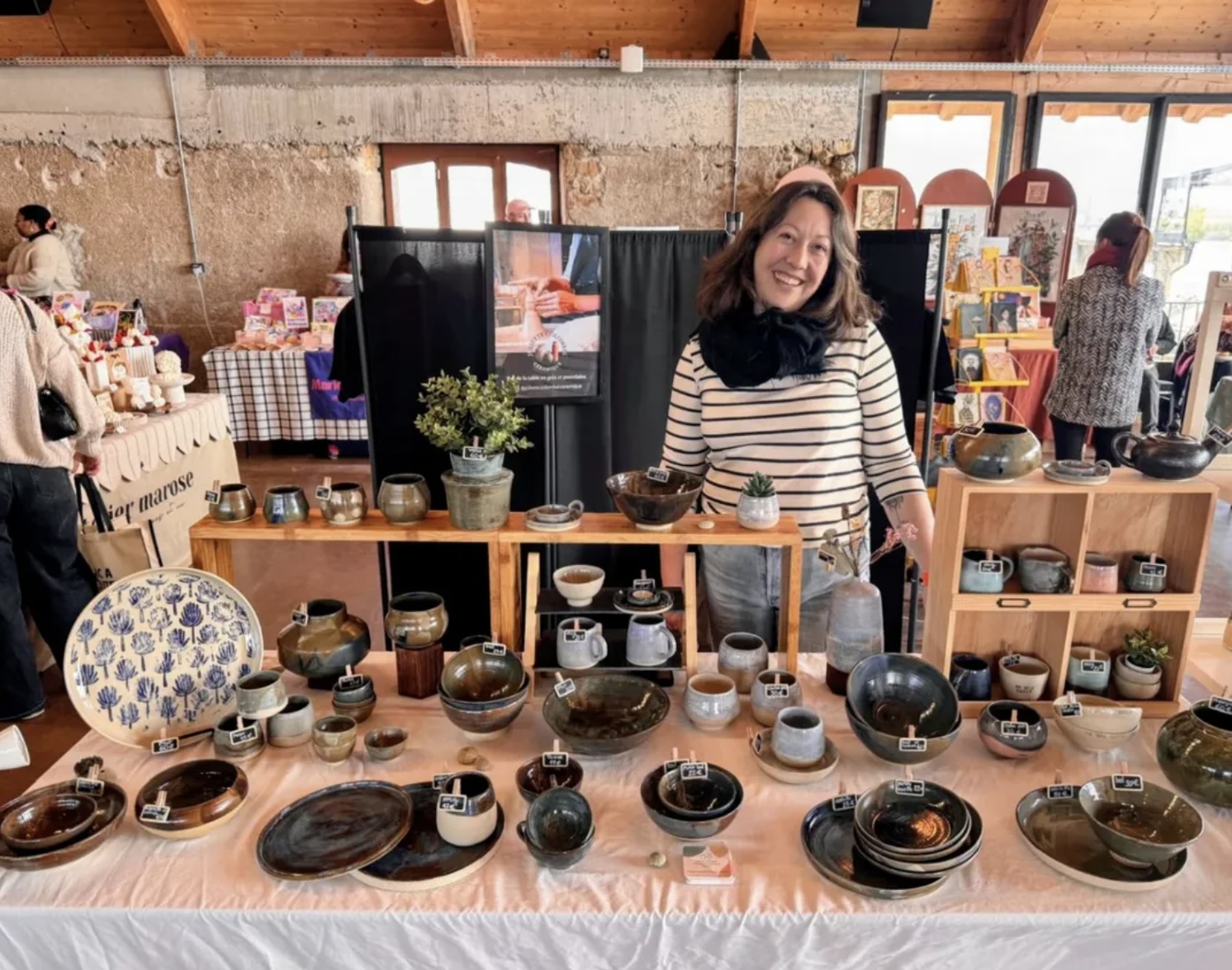 Juliette Colombel avec ses céramiques