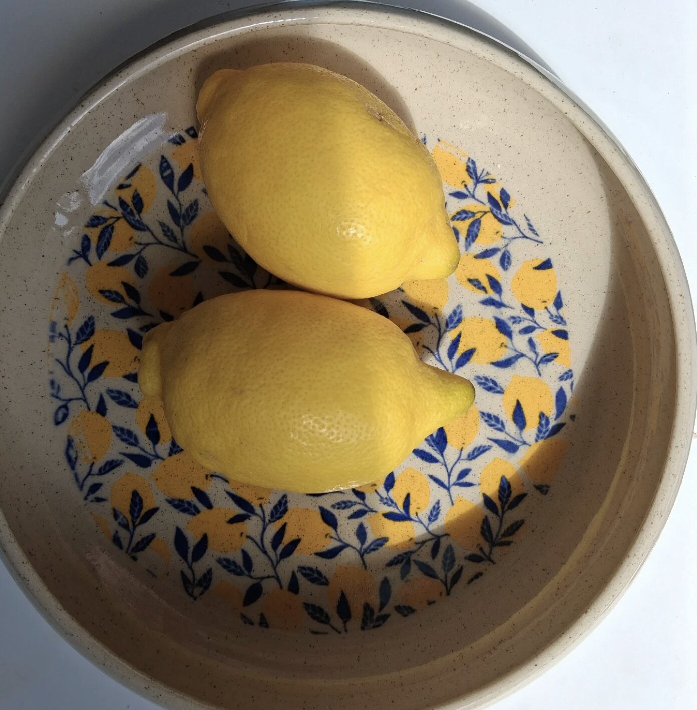 Plat en grès au motif citrons bleu et jaune