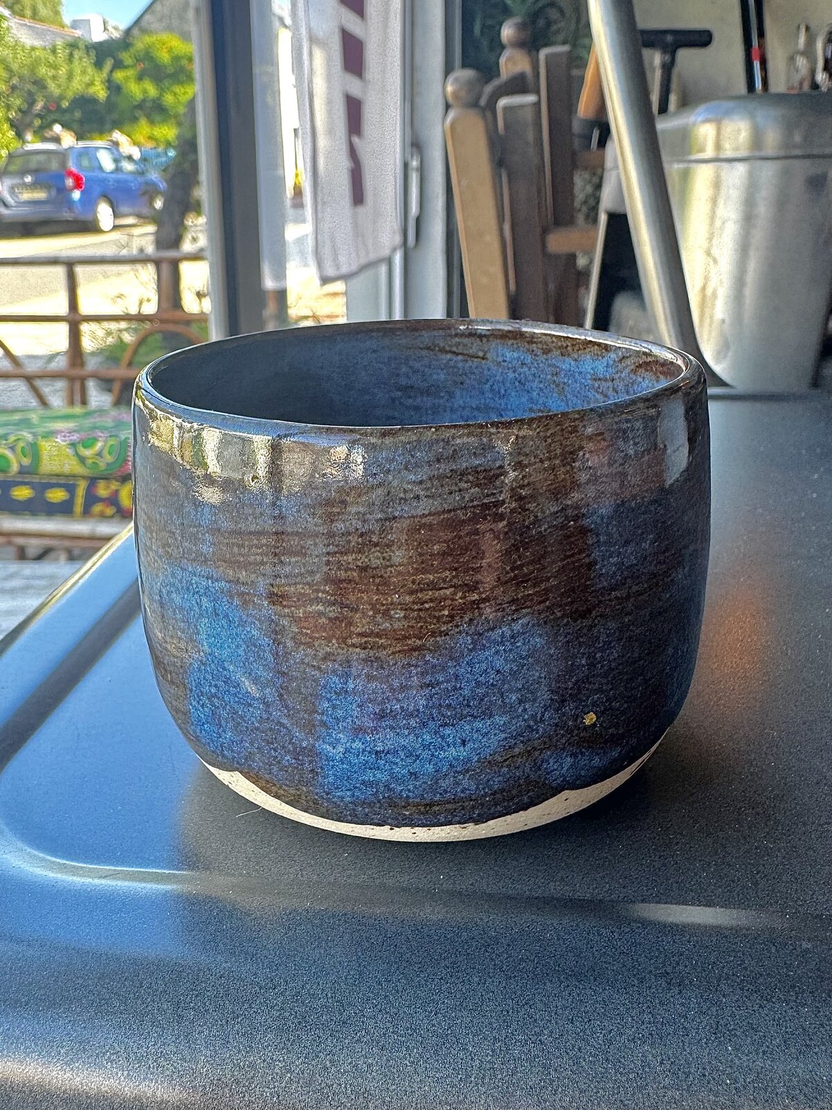 Tasse en grès, glaçure bleu océan