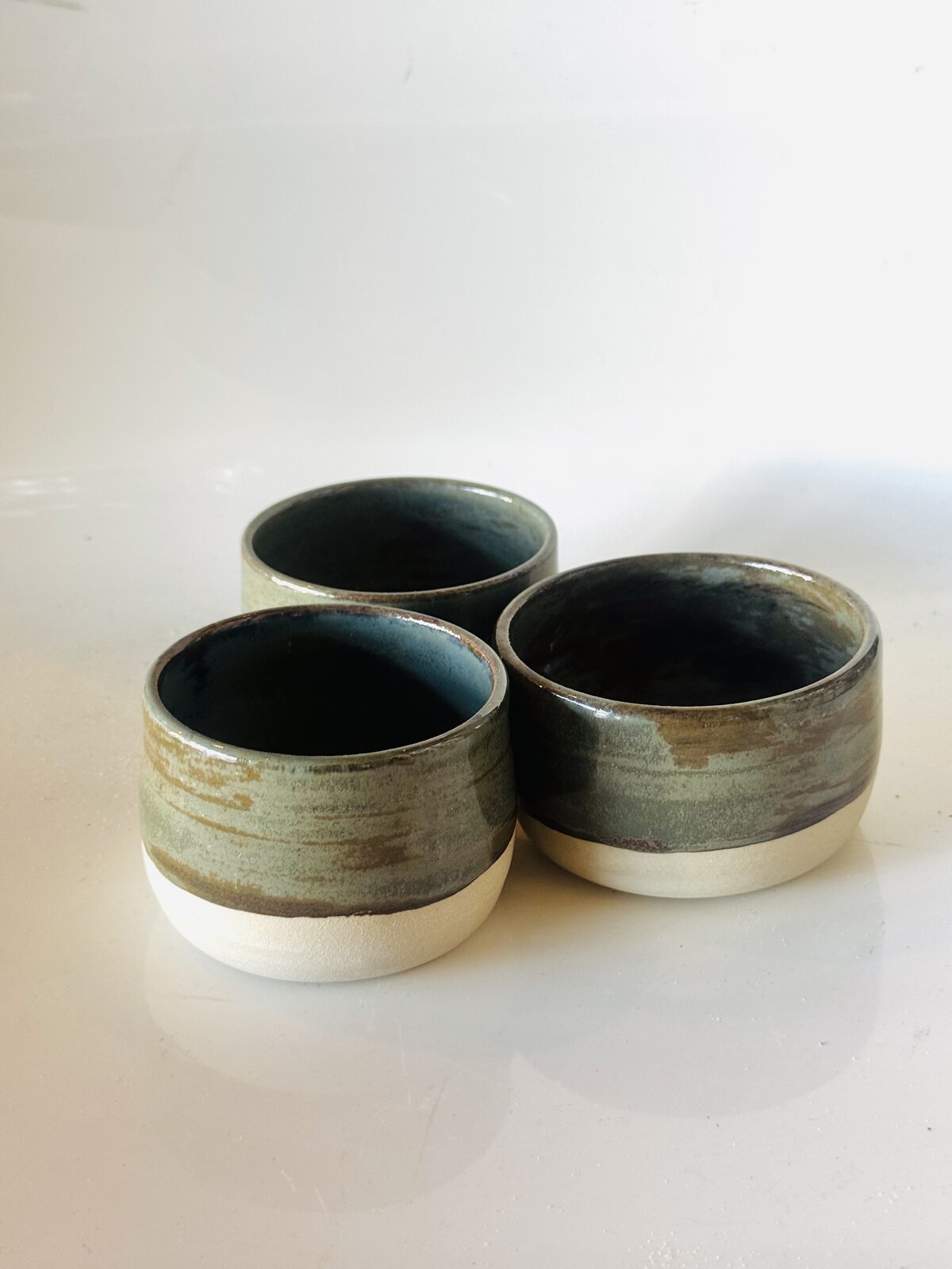 Trio de tasses à café bicolores en grès et porcelaine