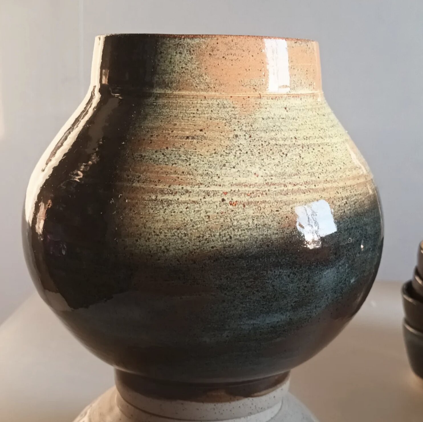 Vase tourné en grès, glaçure verte nuancée